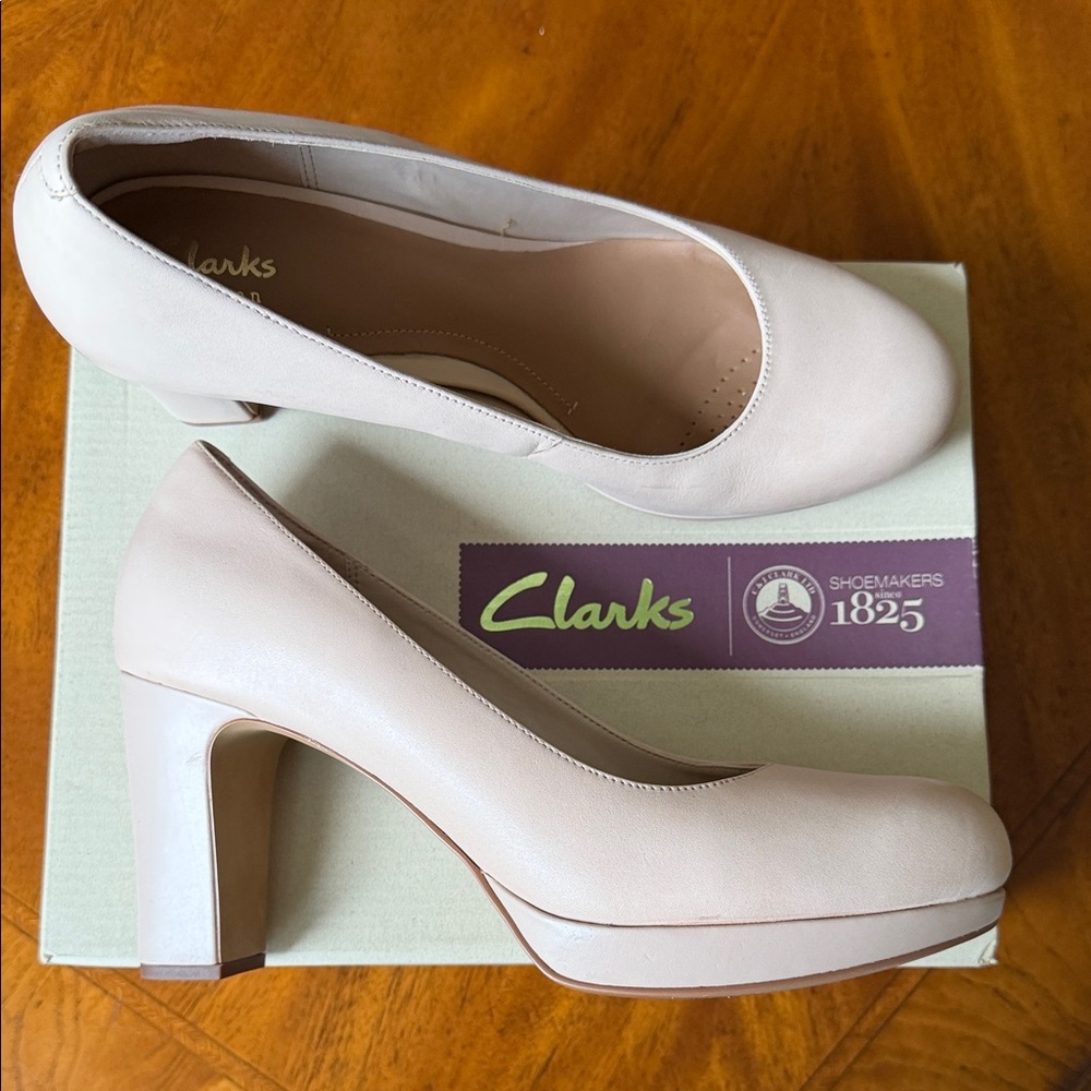 Clarks Women's Classic Jenness Glory Nude Leather size 9 M Heels